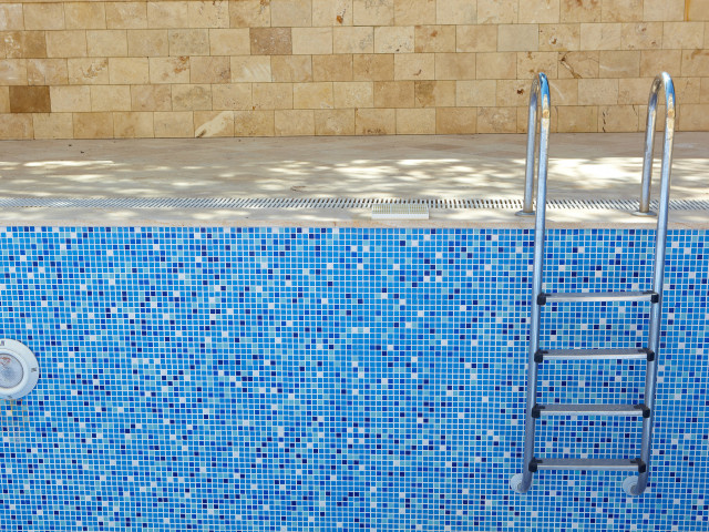 混凝土游泳池的瓷砖系统