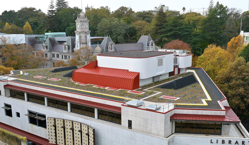 奥克兰图书馆与绿色屋顶的成长
