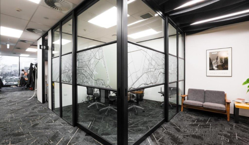 Soho工业风格的玻璃:一种前卫和多功能的方式改造铝隔板